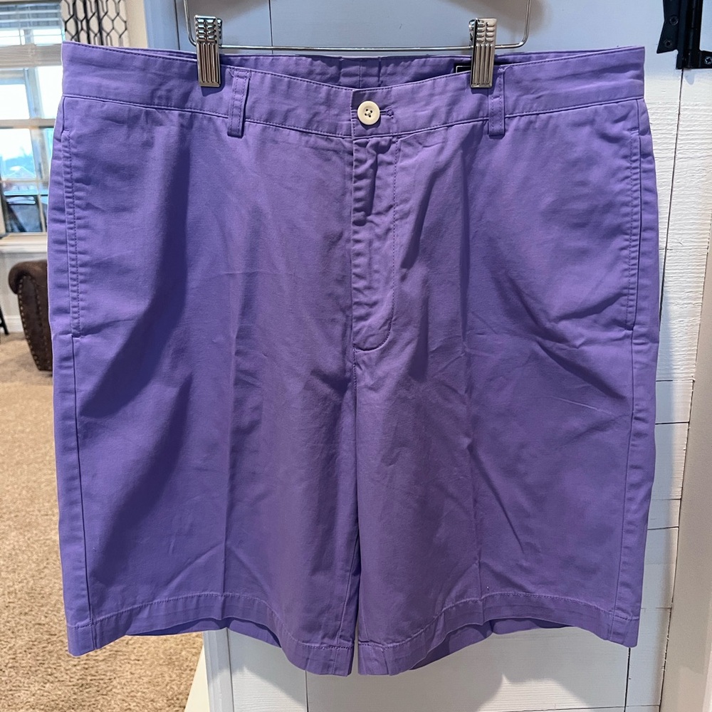 Men’s Vineyard Vine Club Shorts size 35 purple. 1534